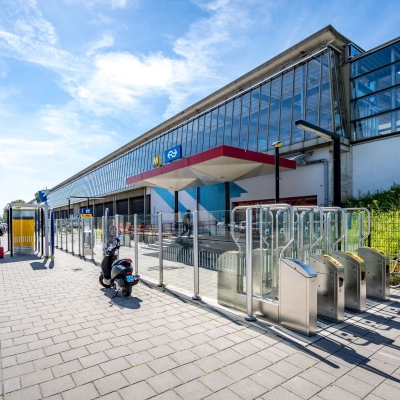Exterior view of a modern office building located at Overschieseweg 304-332, Schiedam, with a sleek design and clear glass windows, perfect for office space rental.