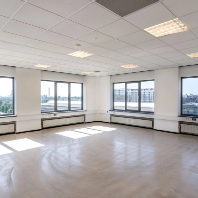 Spacious, naturally lit office space for rent at Overschieseweg 304-332 in Schiedam, featuring large windows and city views, ideal for creating a productive work environment.