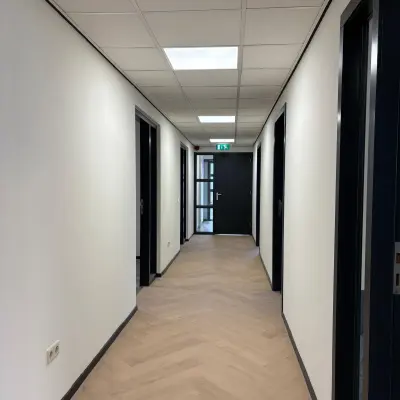 Neutral office hallway at Fischerpad 106 in Sittard, ideal for office space rental opportunities.