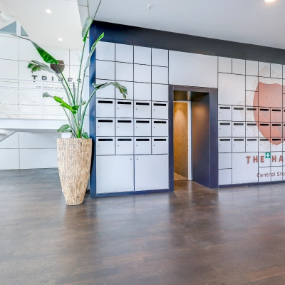 Spacious entrance at Kalvermarkt 53, The Hague Center, featuring reception mailboxes and modern decor, ideal for office space rental.