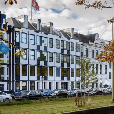 Exterior view of office building at Koninginnegracht 10, The Hague Center, ideal for office space rental.