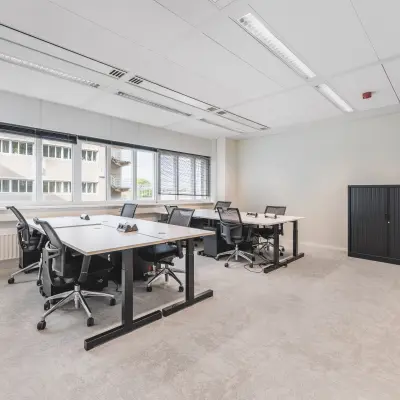 Spacious and bright furnished workspace at Leidseveer 2-10, ideal for office space rental with modern desks and chairs.