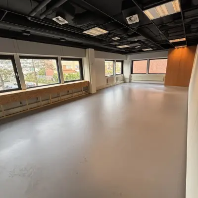 Bright, open office space with large windows at Bernadottelaan 13, Utrecht Kanaleneiland, available for office space rental.