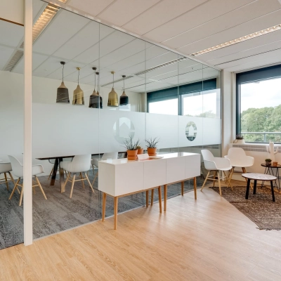 Bright office space at Computerweg 22, Utrecht Lage Weide, featuring modern furnishings and ample natural light, ideal for office space rental.