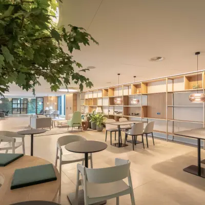 Modern office space at Van Deventerlaan 31-51 in Utrecht Papendorp, featuring stylish furnishings and natural lighting, ideal for office space rental.