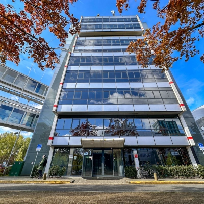 Exterior view of a modern office building located at Daltonlaan 200 in Utrecht Rijnsweerd, showcasing clean architectural lines and glass paneling, an ideal setting for office space rental.