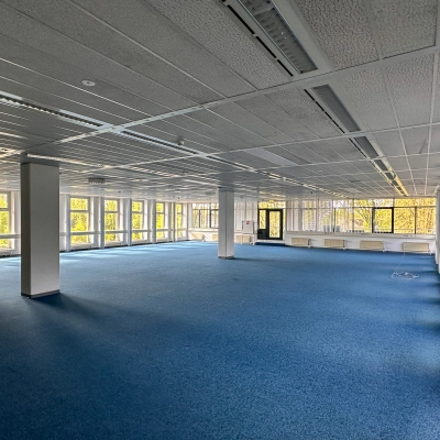 Spacious office space for rent at Daltonlaan 200, Utrecht Rijnsweerd, featuring abundant natural light and blue carpeting, suitable for customizable office space rental.