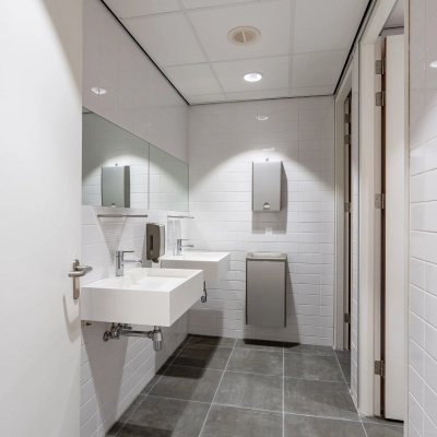 Modern and clean restroom area in the office space for rent at Newtonlaan 201, Utrecht Rijnsweerd.
