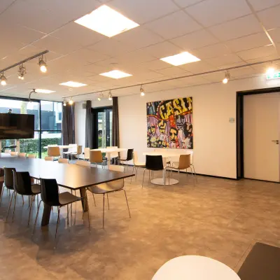 Spacious and modern furnished office space in Velp at Gildestraat 13, available for rent. Ideal for meetings and collaborative work sessions with ample natural light and stylish decor.