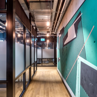 Corridor in Koszykowa 61 office space with modern decor and hallway lighting in Warsaw Śródmieście. Ideal for office space rental.