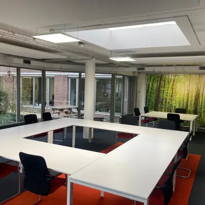 Modern office space at Houttuinlaan 4, Woerden with natural light and flexible seating, perfect for office space rental.