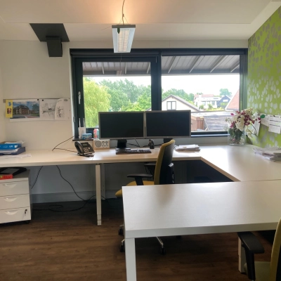 Modern office space with large desks, dual monitors, and bright decor at M.A. Reinaldaweg 2d, ideal for those seeking office to rent in Woerden.