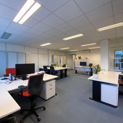 Interior view of a furnished office at Zaagmolenlaan 4, Woerden, showing multiple workstations available for office space rental. Bright and spacious with natural light.