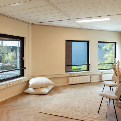 Inviting office space with natural light from large windows at Mercurion 24, Zevenaar. Ideal for rent office space, features minimalist seating and decor.