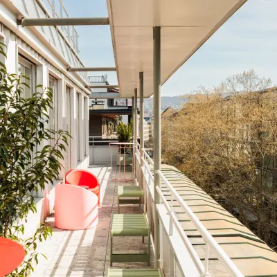 A bright outdoor terrace at Stockerstrasse 33, Zürich Enge with modern seating and plants, ideal for breaks and informal meetings.