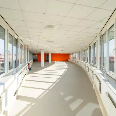 Bright, spacious office corridor with large windows at Dokter van Deenweg 1 in Zwolle, available for office space rental.