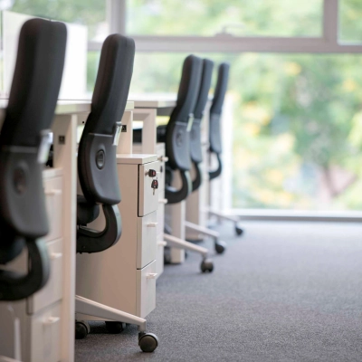 Espacio de trabajo amueblado con sillas ergonómicas y escritorios en un entorno moderno en Barcelona. Ideal para alquilar una oficina que ofrece comodidad y funcionalidad.