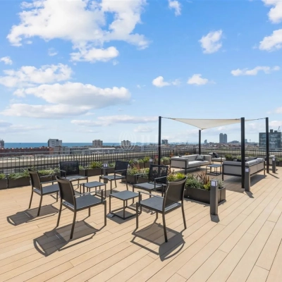 Terraza amplia en Carrer de Llull 321, Barcelona @22, ideal para momentos de descanso tras alquilar una oficina con vistas panorámicas al skyline de la ciudad.