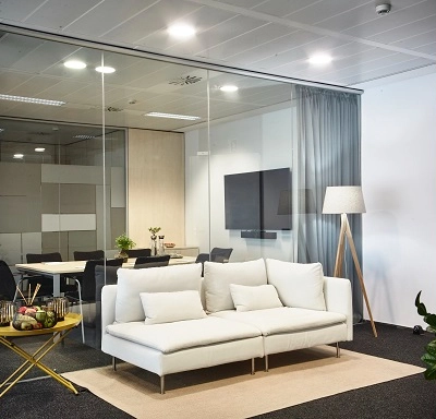 Moderna oficina amueblada en alquiler en Carrer de Llull 321, Barcelona @22, ideal para alquilar una oficina con espacios de trabajo funcionales y cómodos.