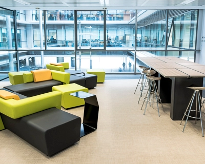 Moderno espacio de trabajo amueblado en alquiler en Carrer de Llull 321, Barcelona @22, con cómodos sofás y mesas altas para reuniones informales.