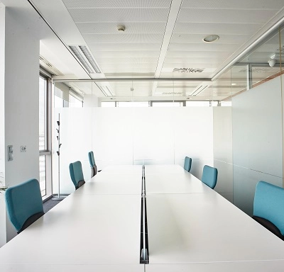Moderna oficina en Carrer de Llull 321, Barcelona, ideal para el alquiler de oficinas con espacios de trabajo luminosos y compartidos.