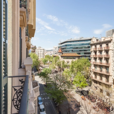Vista desde las ventanas de una oficina en alquiler en Rambla de Catalunya 125, Eixample, Barcelona, con árboles y edificios alrededor.