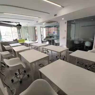 Espacio de oficinas en Carrer Albigesos 25-27 en Barcelona Gràcia, configurado con mesas modernas y sillas, ideal para quienes buscan alquiler de oficinas.