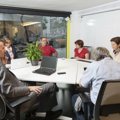 Espacio de alquiler de oficinas en Carrer de L'Escorial 180, Barcelona Gràcia, iluminado y equipado, con personas en reunión de trabajo