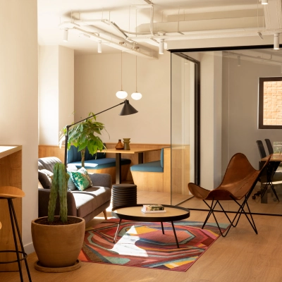 Vista del área de descanso en alquiler de oficinas en Paseo Imperial 14, Madrid Centro, con sofás cómodos y una decoración moderna.
