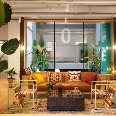 Espacio de alquiler de oficinas luminoso y acogedor con sofás coloridos en Paseo Imperial 14, Madrid Centro.