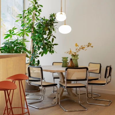 Espaciosa zona de alquiler de oficinas en Paseo Imperial 14, Madrid Centro, con mobiliario moderno y plantas decorativas.