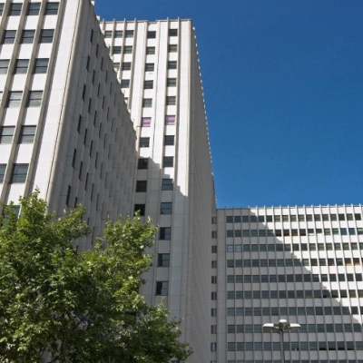 Fachada del edificio en Calle Ventura Rodríguez 7, ideal para el alquiler de oficinas en Madrid Moncloa.
