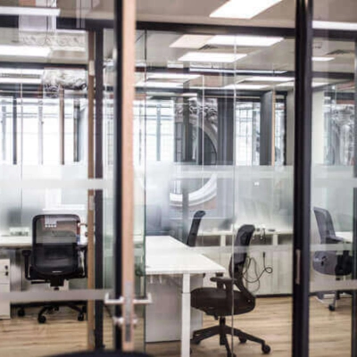 Espacio moderno y transparente ideal para alquilar una oficina en Calle de Alfonso XII 62, Madrid Retiro, con mesas y sillas ergonómicas.