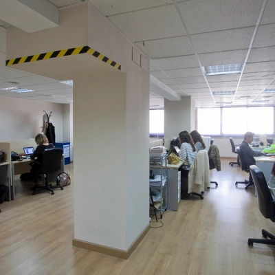 Oficina en Calle Lagasca 95, Madrid Salamanca, con empleados trabajando en sus escritorios. Espacio para alquilar una oficina con luz natural y suelo de madera.