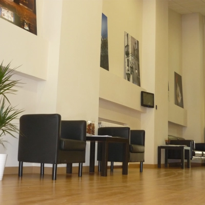 Espacio de oficina amueblado en alquiler en Calle Lagasca 95, Madrid Salamanca, con asientos cómodos y decoración moderna.