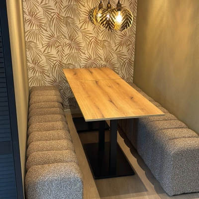 Stijlvolle kantoorruimte huren op Hollandse Kade 38 in Abcoude met comfortabele zitbanken en houten tafel onder stijlvolle hanglampen.