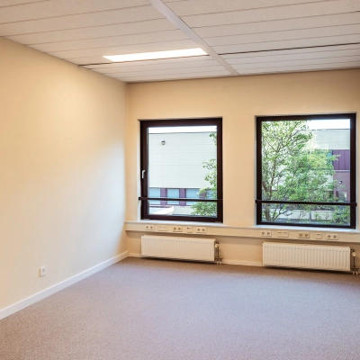 Ongemeubileerde kantoorruimte te huur aan Jool Hulstraat 2-14 in Almere Stad, met twee ramen en neutrale wanden. Perfecte locatie voor een kantoor of open floorplan inrichting.
