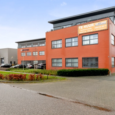 Kantoorpand op Jool Hulstraat 2-14 in Almere Stad, te huur. Het pand heeft een opvallende rode bakstenen gevel en biedt parkeergelegenheid aan de voorzijde.
