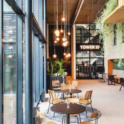 Moderne kantoorruimte in Almere Stad met hoge ramen, stijlvolle verlichting en zitplekken. Ideaal voor kantoorruimte huren in Landdrostdreef 124. Gezellige sfeer voor een productieve werkomgeving.
