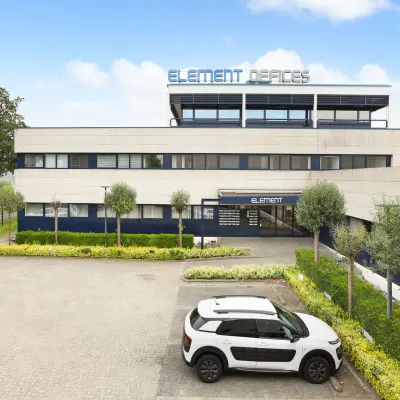 Vooraanzicht van het kantoorpand op Markerkant 1310, Almere Stad, met parkeergelegenheid en het gebouw van Element Offices. Geschikt voor bedrijven die kantoorruimte willen huren.