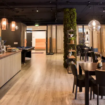 Stijlvolle lounge in kantoorpand Markerkant 1310, Almere Stad, met gezellige zitplaatsen en een moderne sfeer, ideaal voor kantoren die kantoorruimte willen huren.