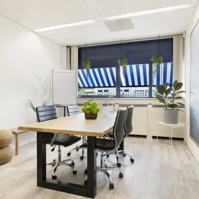 Kantoorruimte huren in Almere Stad bij Markerkant 1310, met een vergadertafel en stoelen. De strakke inrichting biedt een professionele uitstraling voor zakelijke bijeenkomsten.