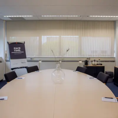 Vergaderruimte in kantoorpand Markerkant 1310, Almere Stad, met een grote ovale tafel en stoelen. Perfect voor een bedrijf dat kantoorruimte wil huren.