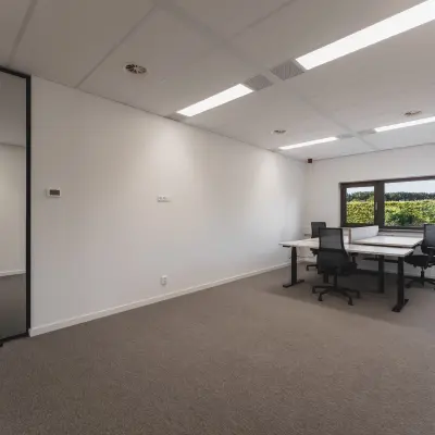Lichte kantoorruimte op Veluwezoom 15, Almere Stad met kantoormeubilair en een groot raam met uitzicht. Ideaal voor kantoorruimte huren.