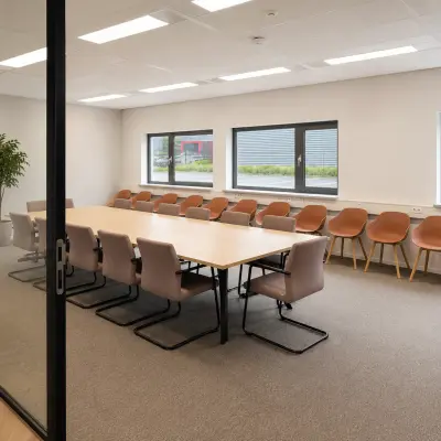 Vergaderruimte in het kantoorpand op Veluwezoom 15, Almere Stad met een lange tafel en comfortabele stoelen een uitnodigende omgeving om kantoorruimte te huren.