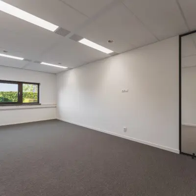 Lege kantoorruimte aan Veluwezoom 15, Almere Stad, met tapijtvloer, wit plafond en ramen met uitzicht op groen. Ideaal voor kantoorruimte huren en aanpasbaar naar bedrijfsbehoeften.