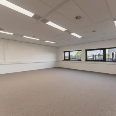 Lichte kantoorruimte te huur in Almere Stad, gelegen in een modern kantoorpand aan de Veluwezoom 15. De ruimte biedt grote ramen met uitzicht en een neutraal interieur.