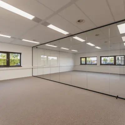 Leeg kantoorpand op Veluwezoom 15, Almere Stad, met lichte muren en veel natuurlijk licht. Groene omgeving buiten biedt rustige sfeer voor kantoorruimte huren.