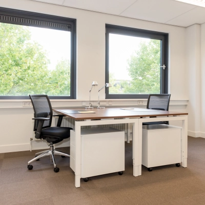 Ontspan en werk productief in deze lichte kantoorruimte op Europalaan 16, Alphen aan den Rijn. Grote ramen verlichten het interieur met natuurlijk daglicht, terwijl ergonomische bureaustoelen en een minimalistisch ontwerp een rustgevende werkplek bie