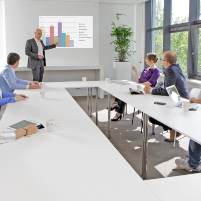 Moderne vergaderruimte in Alphen aan den Rijn waar professionals een presentatie bijwonen. Deze kantoorruimte biedt een inspirerende omgeving voor zakelijke bijeenkomsten en is beschikbaar voor huur.